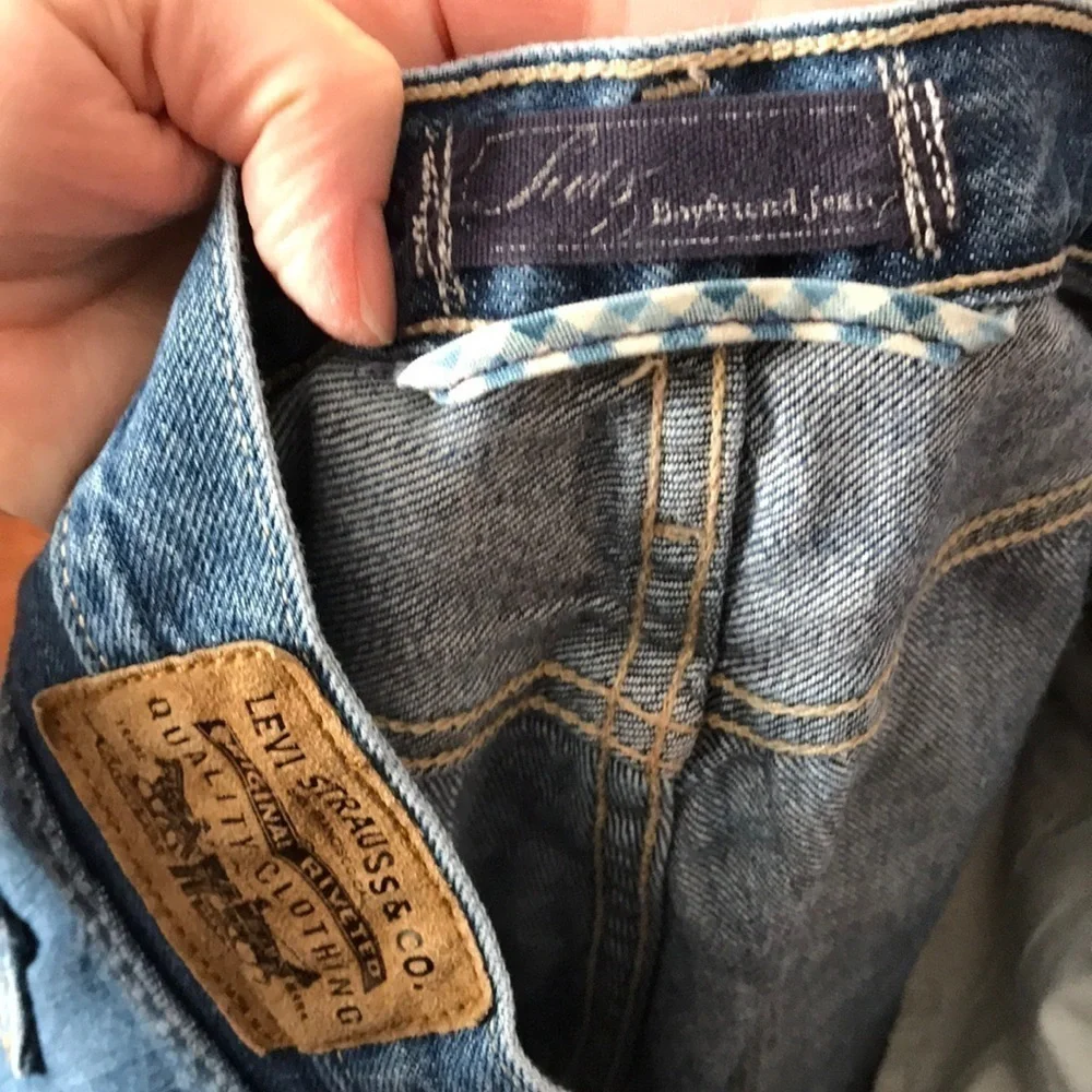EUC Levi’s distressed boyfriend jeans